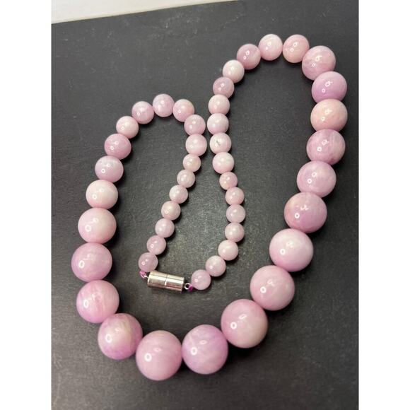 Kunzite graduated beaded 20 inch necklace with 925 magnetic clasp - Picture 6 of 10